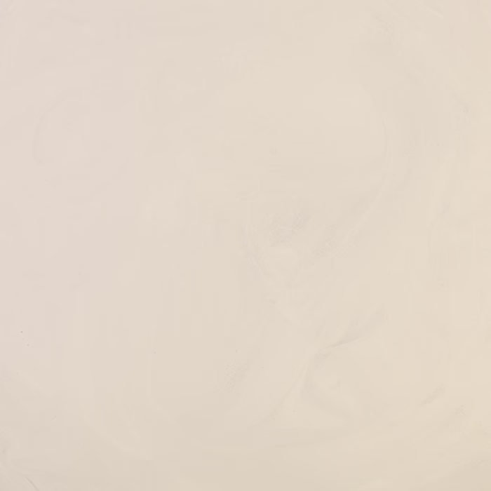 Ein glattes und weiches strukturiertes Hintergrundbild, das eine subtile Mischung aus cremefarbenen Farbtönen mit schwachen Wirbeln zeigt und eine elegante und beruhigende Atmosphäre schafft. Es scheint sich um eine Leinwand- oder Wandtextur zu handeln, die Gefühle von Einfachheit und Ruhe hervorruft.