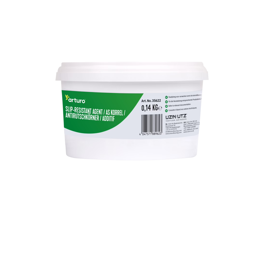Arturo_Dummy_slip-resistant agent-0,1375kg_2022-05 Nahaufnahme der oberen Hälfte eines weißen Kunststoff-Eimers mit grün-grauem Arturo-Etikett mit der Aufschrift "Slip-Resistant Agent", der Angabe 0,14 kg, einem Barcode und kleinen mehrsprachigen Hinweisen; der Behälter steht vor weißem Hintergrund.