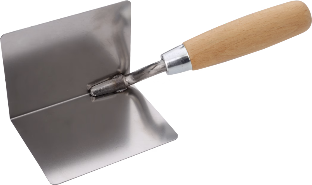 Pajarito_Dummy_Inside corner trowel_013483_2021-03 Eine Metall-Inneneckkelle mit Holzgriff auf weißem Hintergrund.