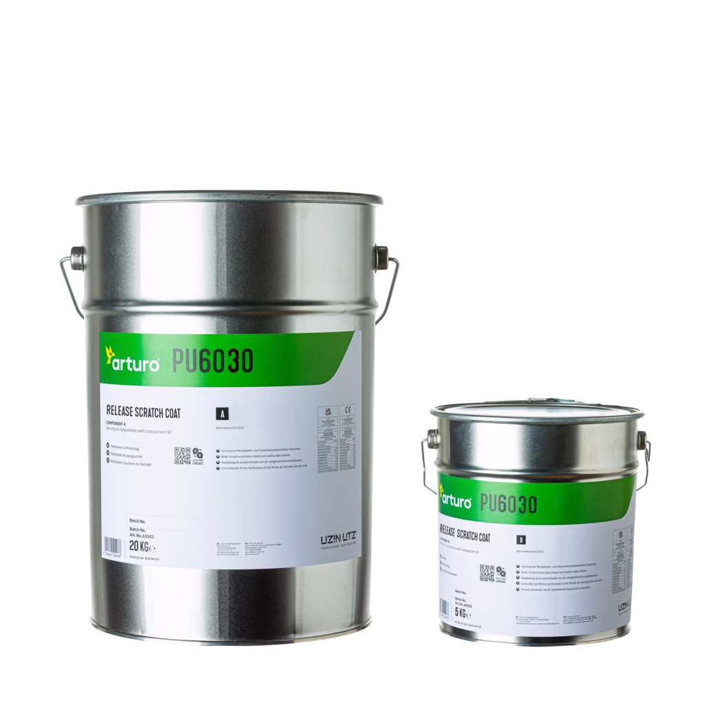 Productbeeld PU6030 Release Primer-HR Zwei metallene Farbdosen (eine große, eine kleinere) mit grünen Etiketten mit der Aufschrift 'arturo PU6030 Release Scratch Coat', Metallgriffen und Deckeln vor weißem Hintergrund; die große Dose zeigt 20 kg, die kleinere 5 kg. Saubere Studioaufnahme eines Produktes.