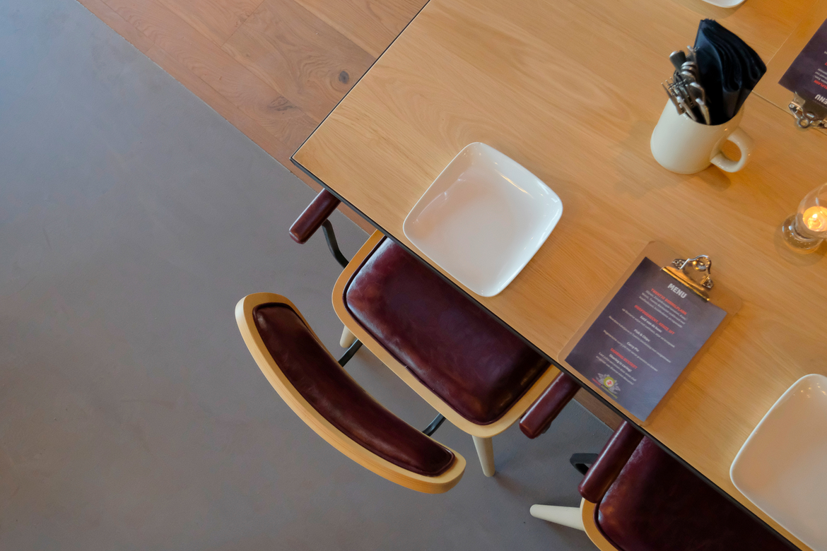 Gietvloer in restaurant gecombineerd met parket Gietvloer in restaurant gecombineerd met parket