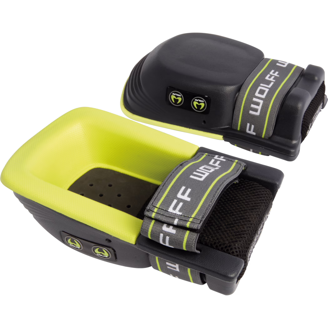 WOLFF_Dummy_81715_Knee protector 200 Pro_2025-08 Nahaufnahme eines Paares leuchtend gelber und schwarzer Knieschoner mit verstellbaren grauen Riemen mit Markenaufdruck, strukturierter gelber Außenseite, schwarzer gepolsterter Innenseite mit Belüftungsöffnungen und kleinen runden Markenknöpfen an der Seite; vor weißem Hintergrund.