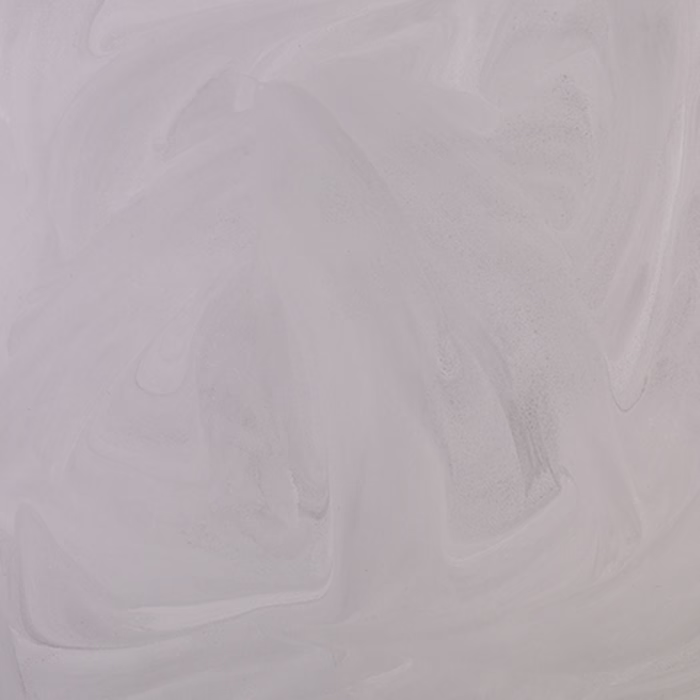 Dieses Bild zeigt eine strukturierte Fläche, die durch wirbelnde Muster in Weiß- und Hellgrautönen gekennzeichnet ist und eine sanfte, luftige Atmosphäre vermittelt. Die Mischung aus glatten und subtilen Unregelmäßigkeiten in den Pinselstrichen schafft Tiefe und bleibt gleichzeitig in einer überwiegend monochromen Farbpalette. Das gesamte Erscheinungsbild ist ruhig und gelassen und evoziert eine minimalistische Ästhetik.