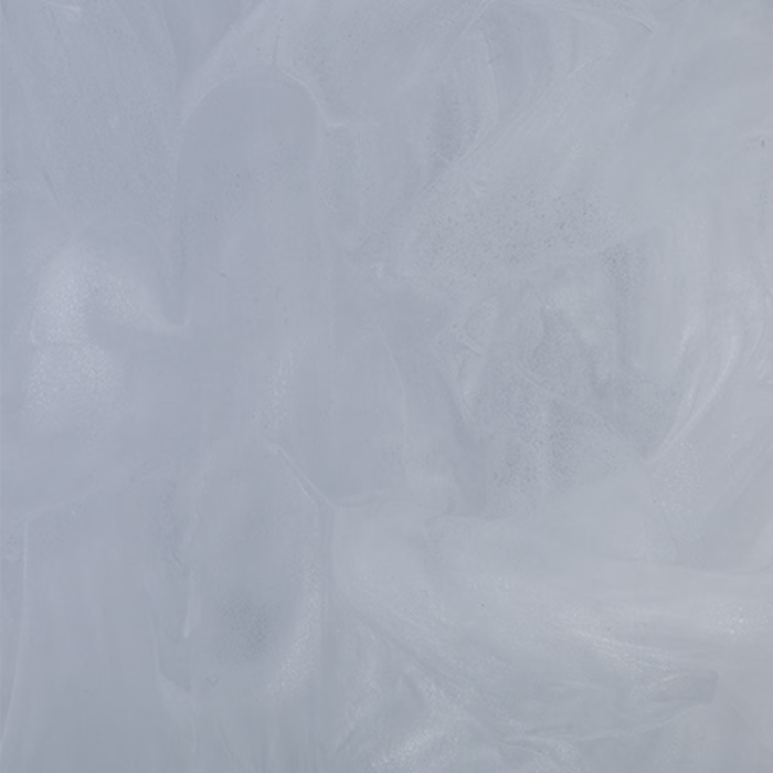Ein abstraktes Bild, das eine glatte Oberfläche mit unterschiedlichen Schattierungen von Hellgrau zeigt. Die Textur erscheint flüssig und geschichtet und erinnert an eine Mischung aus Farbe oder Putz. Die gesamte Komposition ist minimalistisch und vermittelt ein Gefühl von Ruhe und Gelassenheit.