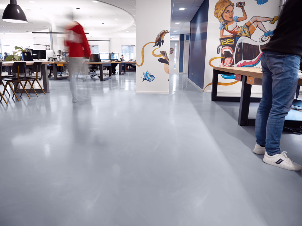 Arturo Verlaufbeschichtung im Büro Brand Builders