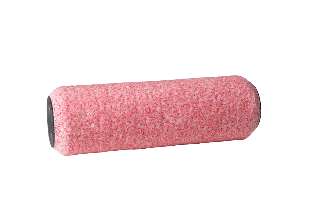 Nahaufnahme einer rosa Farbwalzenhülle mit weicher, texturierter Floroberfläche, die horizontal vor weißem Hintergrund liegt; die Enden sind mit dunklen Kunststoffkappen versehen; freigestellte Studioaufnahme.