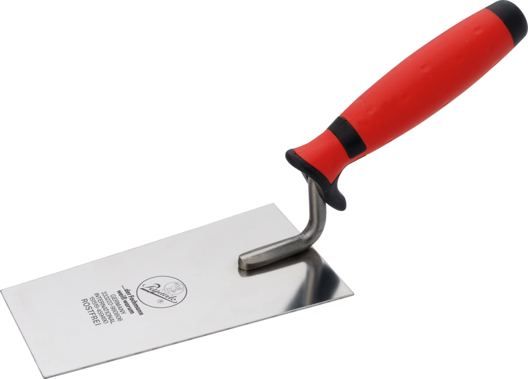 Detailaufnahme einer rechteckigen Kelle aus rostfreiem Stahl mit polierter, leicht reflektierender Klinge und gebogenem Stiel. Die flache, rechteckige Klinge trägt einen runden Herstellerschriftzug und kleine Aufdrucke; die Edelstahloberfläche zeigt dezente Spiegelungen. Der ergonomische rote Griff besteht aus Kunststoff mit schwarzer Gummierung, besitzt eine ausgeprägte Daumenauflage und eine schwarze Abschlusskappe; der Griff ist über einen gebogenen Metallhals mit der Klinge verbunden. Das Werkzeug ist freigestellt vor weißem Hintergrund fotografiert und dient zum Verputzen, Glätten und Abziehen von Mörtel oder Putz, wobei es Präzision und komfortablen Halt bietet.