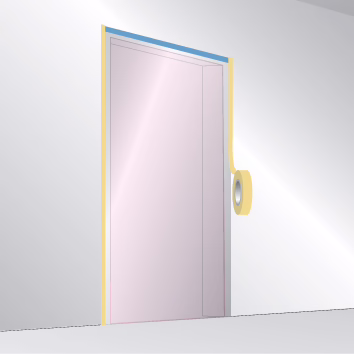 Nahaufnahme einer für das Streichen abgeklebten Tür: Tür und Rahmen sind mit einer rosa Schutzfolie und gelbem Malerkrepp an den Kanten abgedeckt; eine Rolle gelbes Malerkrepp hängt an der Wand neben dem Rahmen. Die umgebende Wand ist hellgrau und der Boden ist unten sichtbar.