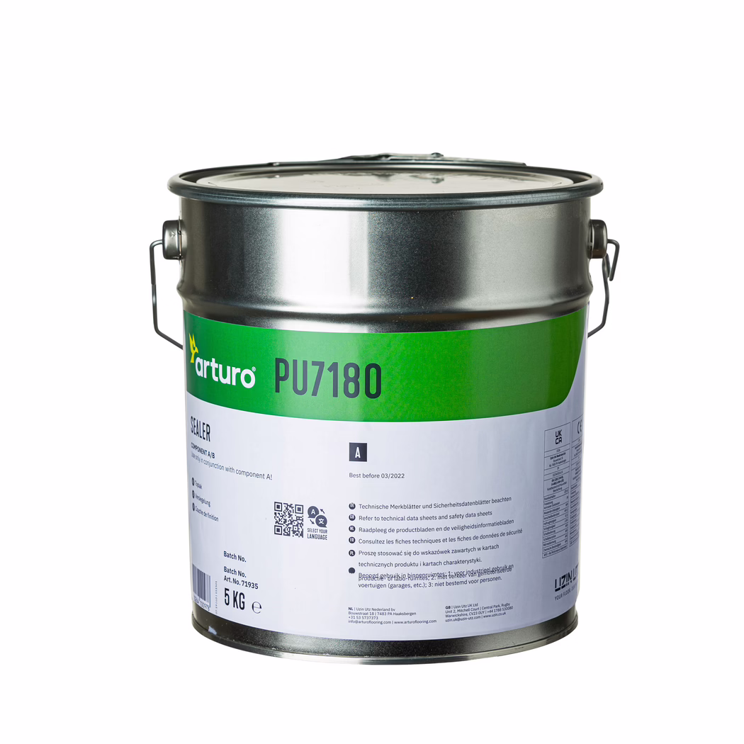 Arturo_Dummy_PU7180-5kg_2022-02 Eine hochauflösende Produktaufnahme eines Metallbehälters für Bodenversiegelung. Das Bild zeigt die obere Hälfte eines zylindrischen Metallgefäßes mit geschlossenem, leicht gewölbtem Metalldeckel und je einem festen Metallgriff an den Seiten. Ein grün-weißes Etikett umschließt die Dose: Sichtbar sind der Markenname 'arturo', der Produktcode 'PU7180' und die aufgedruckte Angabe '5 KG'. Ein QR-Code, Sicherheits- und technische Informationen sowie mehrsprachige Hinweise sind auf dem unteren Etikett zu sehen. Der Behälter steht vor einem sauberen weißen Hintergrund und ist gleichmäßig ausgeleuchtet; metallische Spiegelungen auf Deckel und Gehäuse sind erkennbar. Die Bildkomposition zentriert die Dose horizontal, der obere Rand liegt ungefähr in der Bildmitte.